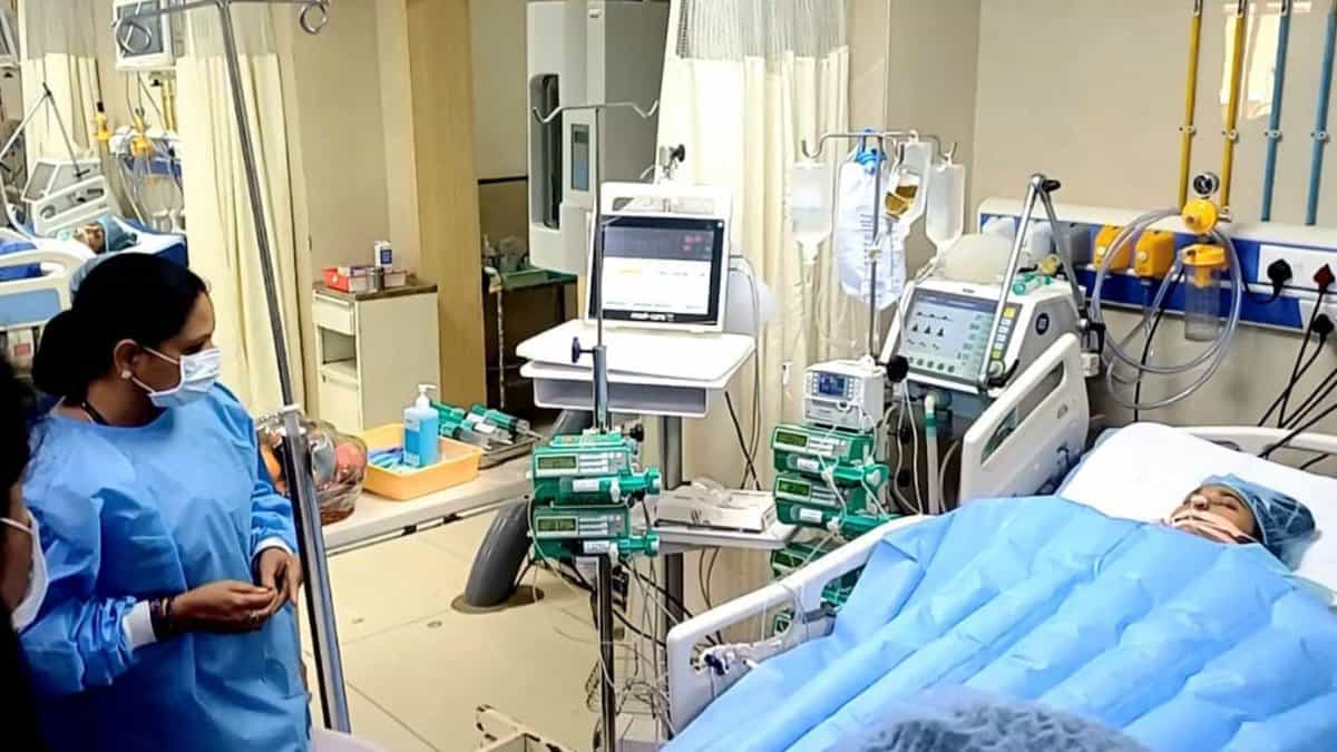 Telangana Jagruthi Samithi President Kavitha visits the injured Telangana excise constable