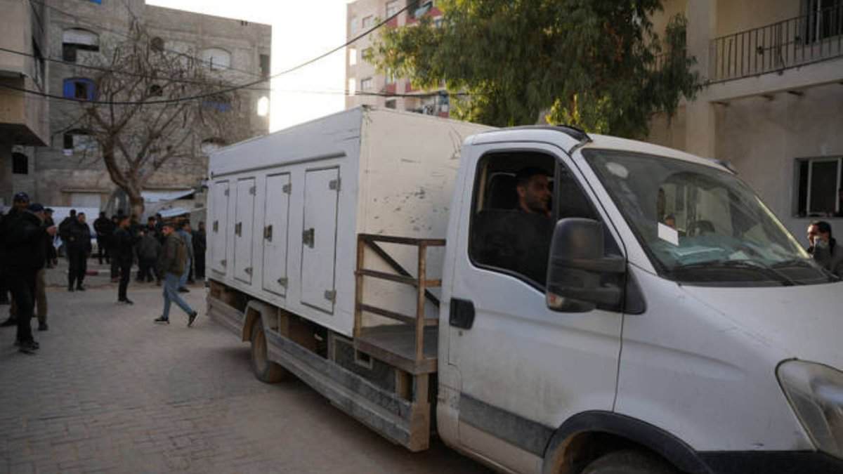 An ICRC Vehicle with Palestinian bodies enters Gaza,