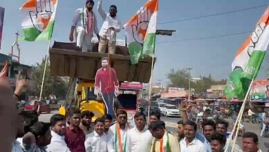 Yoith Congress leaders hang Bharat Rashtra Samithi (BRS) leader KT Rama Rao's effigy in Jangaon.