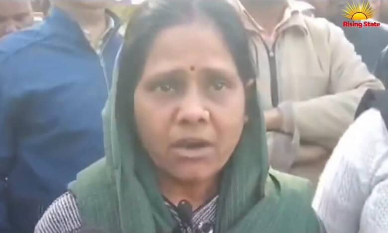 Kashmiri youth assault accused Sanjay Yadav's wife Reena speaking to reporters (Source: X)