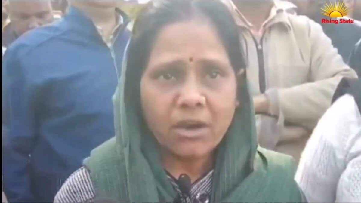 Kashmiri youth assault accused Sanjay Yadav's wife Reena speaking to reporters (Source: X)