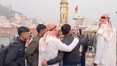 Men in 'sheikh' attire at Har Ki Pauri