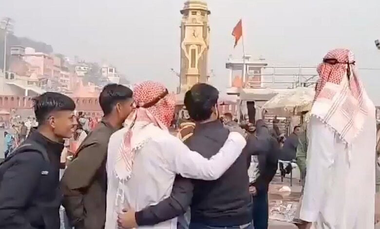 Men in 'sheikh' attire at Har Ki Pauri