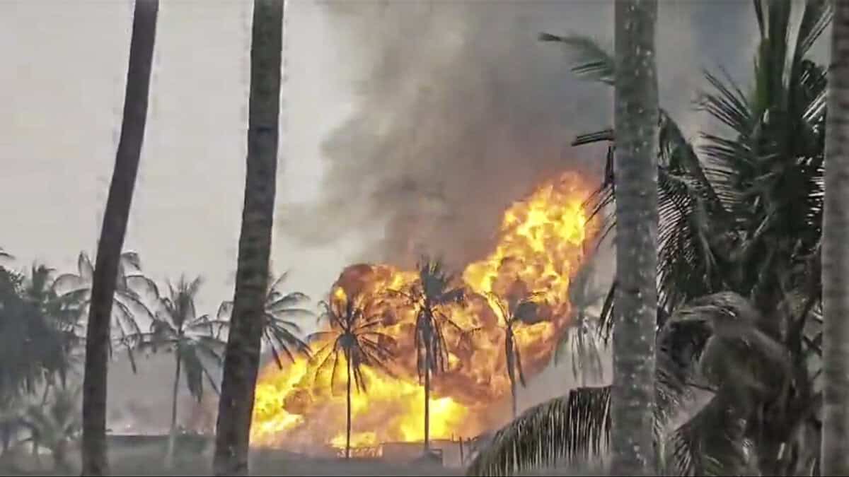 Expert teams arriving from Delhi, Mumbai to douse gas well blaze in Andhra.