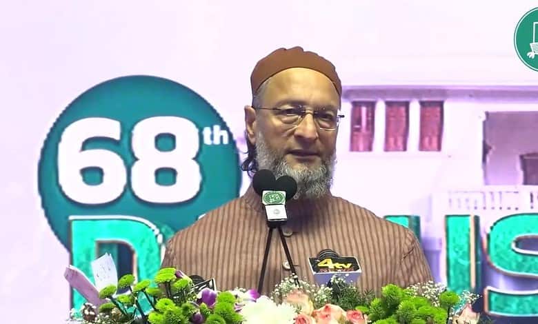 An elderly man in traditional attire speaking at a podium during the 68th Siasat Daily event.