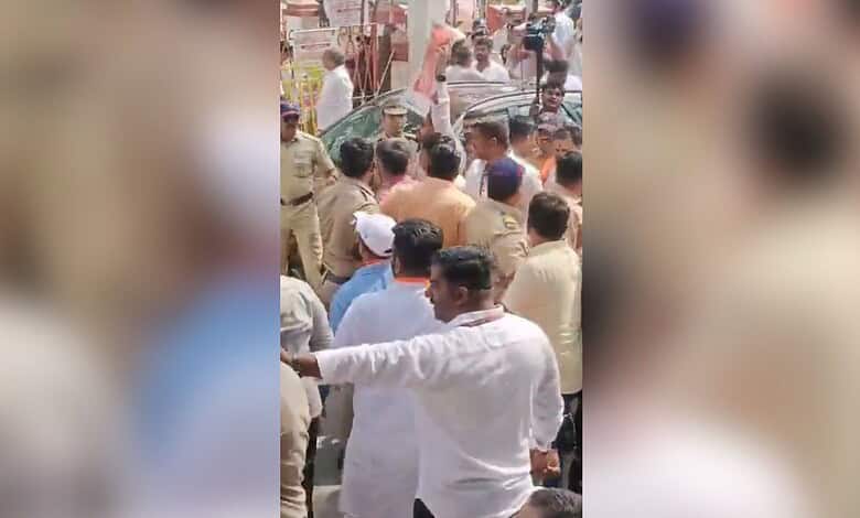 BJP workers protest outside Congress Bhavan in Pune