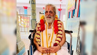 Senior priest MV Soundararajan in traditional attire at Chilkur Balaji Temple, passing away at age 90.