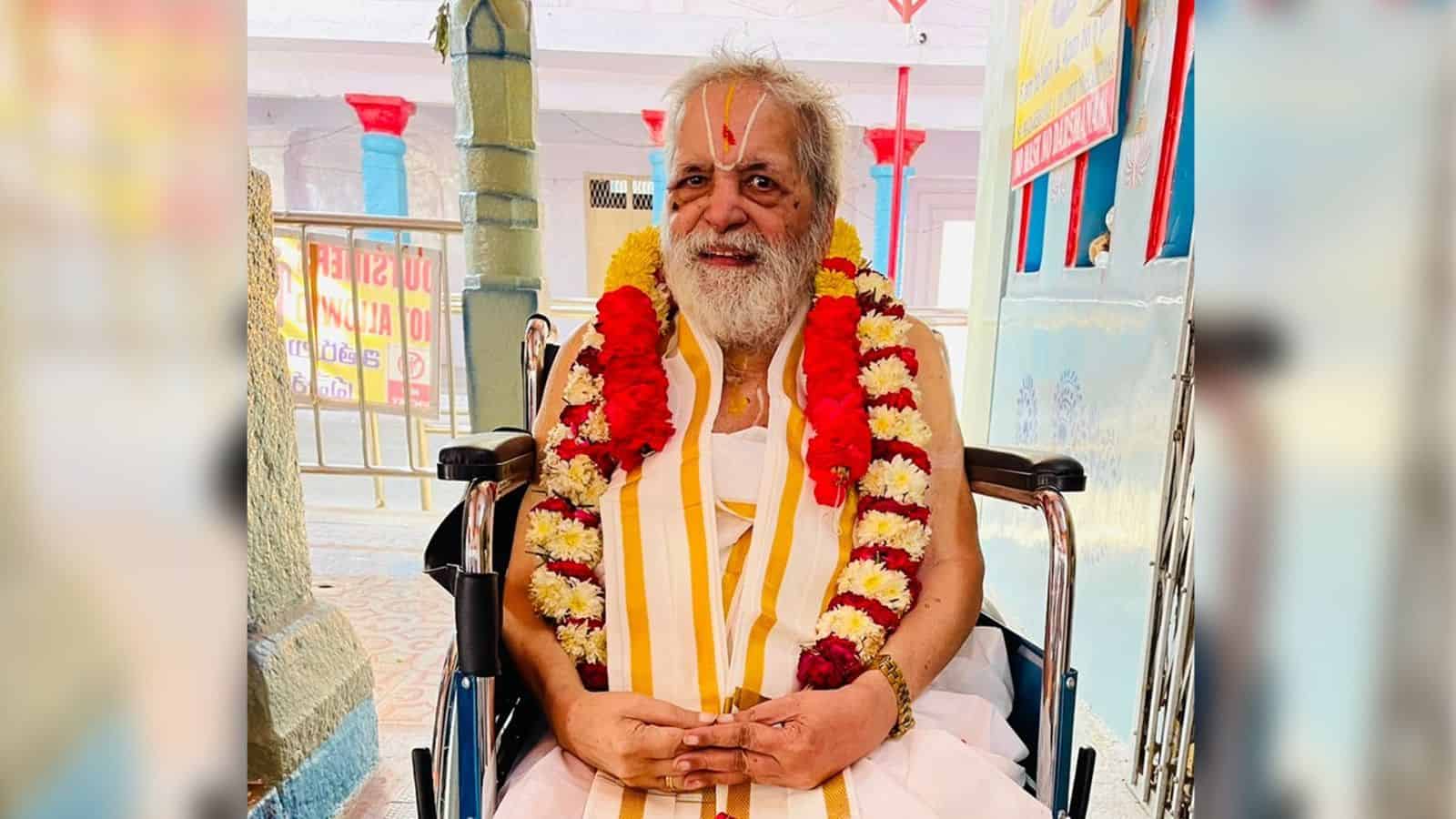 Senior priest MV Soundararajan in traditional attire at Chilkur Balaji Temple, passing away at age 90.