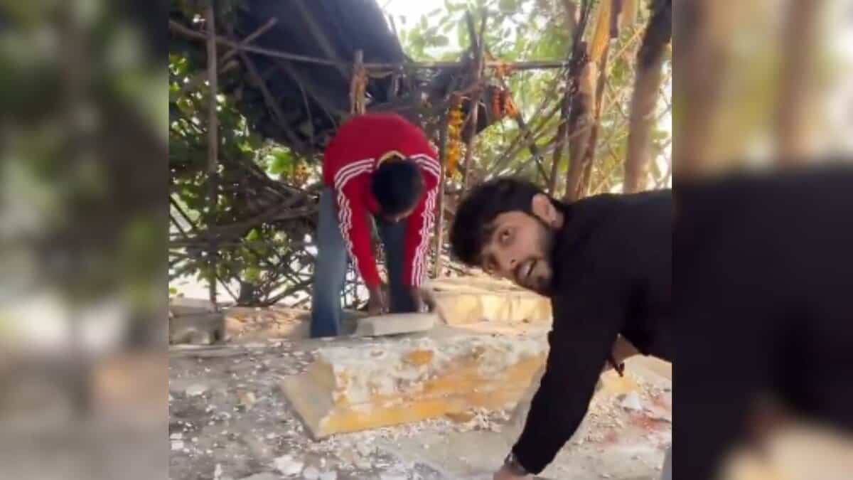 Right wing men attempt demolition of Mazar in Delhi