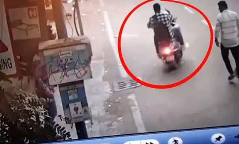 Suspects flee on victim's bike after a robbery in Koti