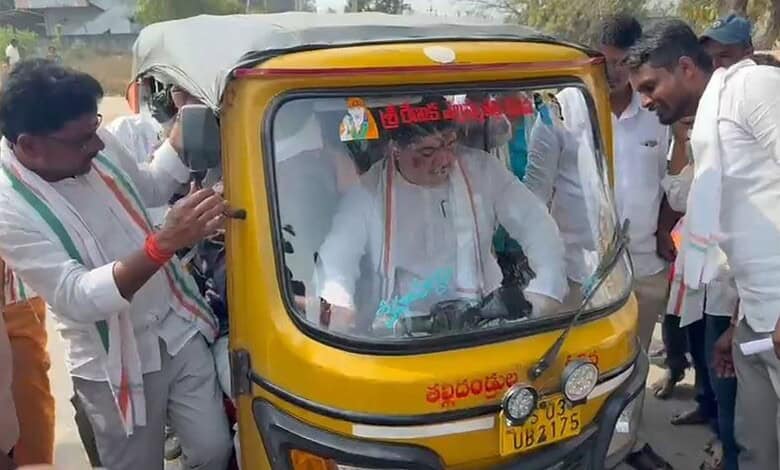 Ponnam Prabhakar rides auto in Siddipet