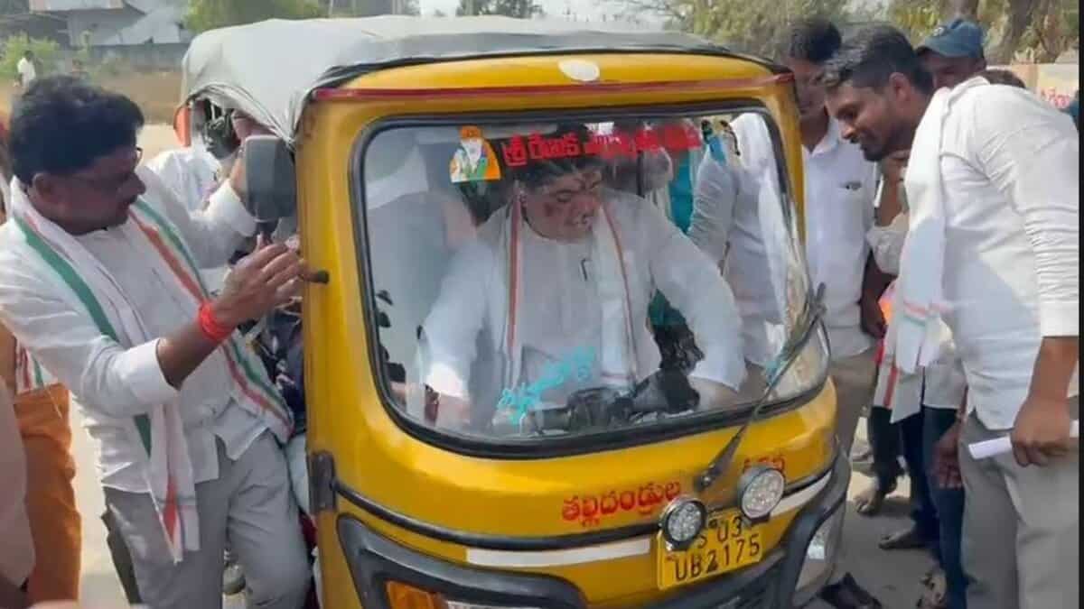 Ponnam Prabhakar rides auto in Siddipet