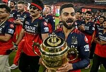 RCB's star cricketer Virat Kohli holds the IPL trophy (File Photo)