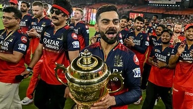 RCB's star cricketer Virat Kohli holds the IPL trophy (File Photo)