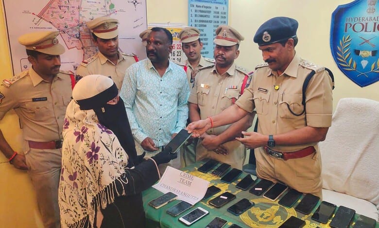 Chandrayangutta DCP returns a recovered mobile phone to an owner