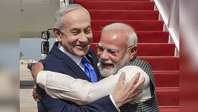 Israeli Prime Minister Netanyahu greets Indian Prime Minister Modi with a warm hug at the airport.