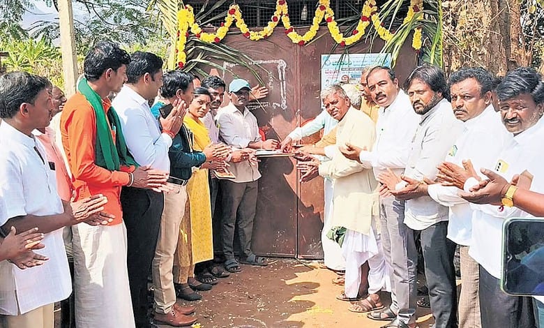 Officials of Karnataka Social Welfare Department inaugurate a barber shop