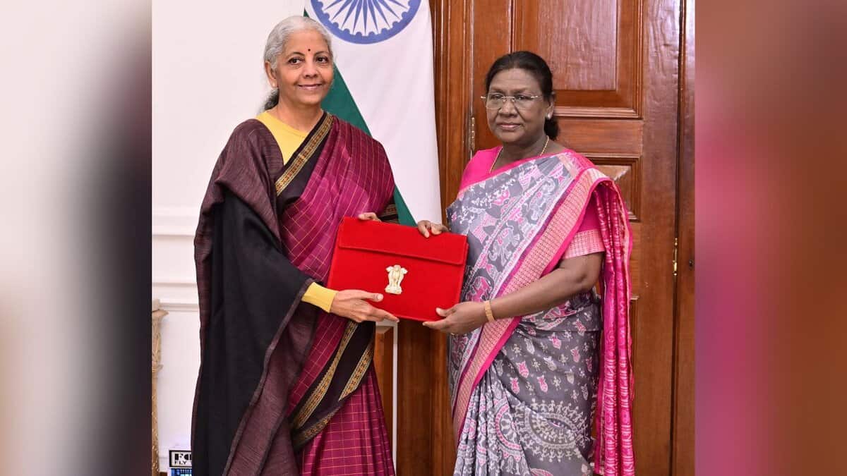 Finance Minister Nirmala Sitharaman with President Droupadi Murmu