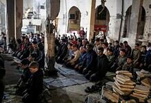Palestinians pray during Taraweeh in Gaza after ceasefire, marking a significant moment in Ramadan 2.