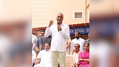 Harish Rao speaking to residents threatened by demolition during Musi rejuvenation.