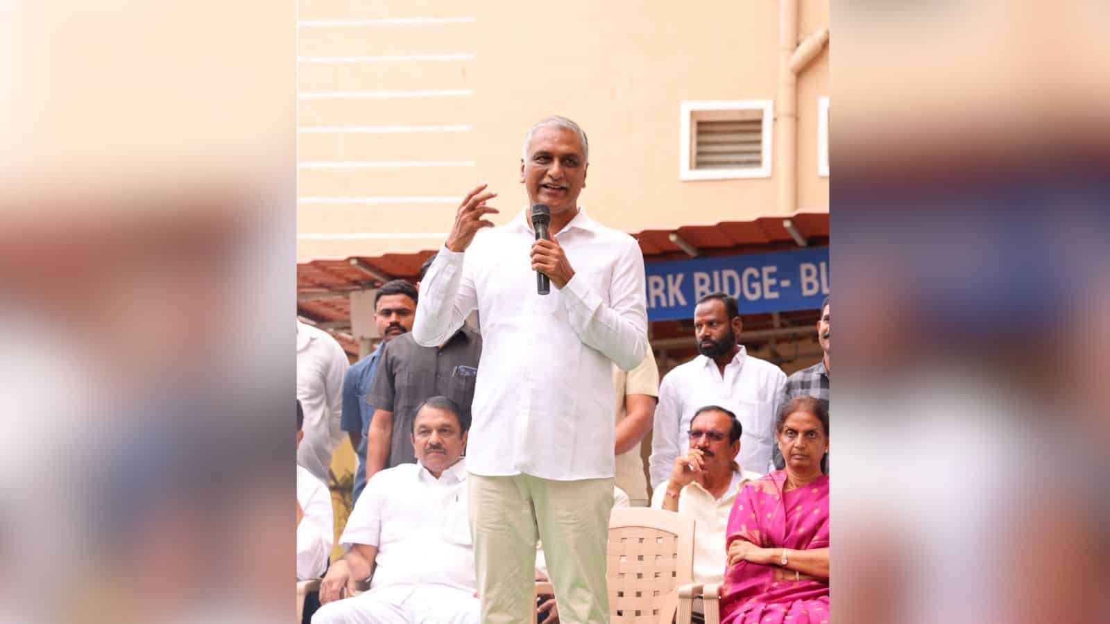 Harish Rao speaking to residents threatened by demolition during Musi rejuvenation.