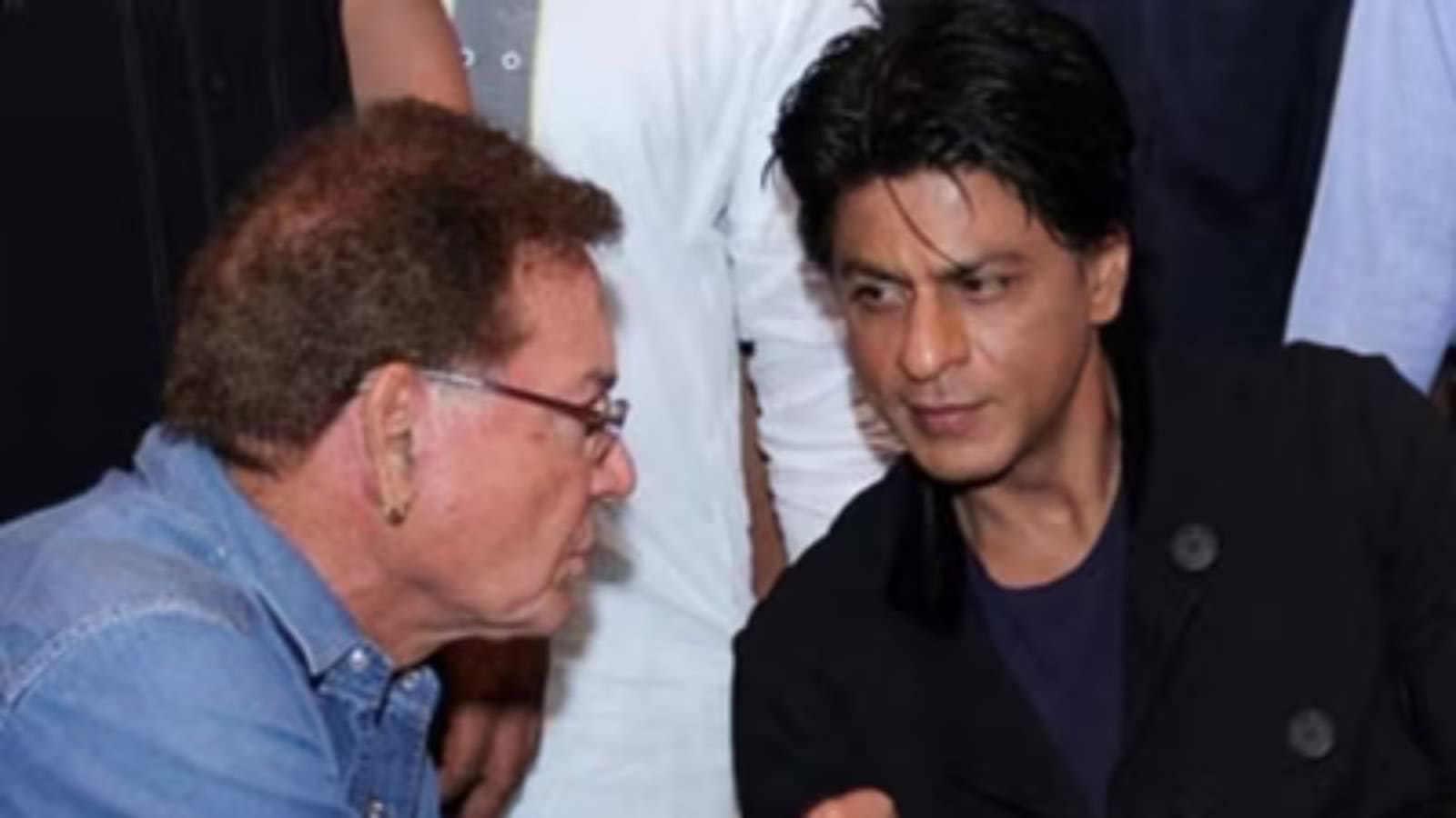 Shah Rukh Khan meeting Salim Khan to inquire about his health and wellbeing.