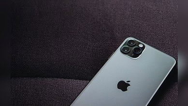 Man being scammed by a fake customs officer promising to sell iPhones in Hyderabad.