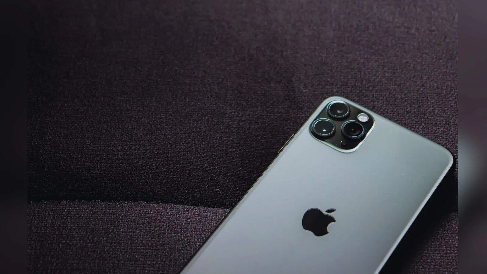 Man being scammed by a fake customs officer promising to sell iPhones in Hyderabad.