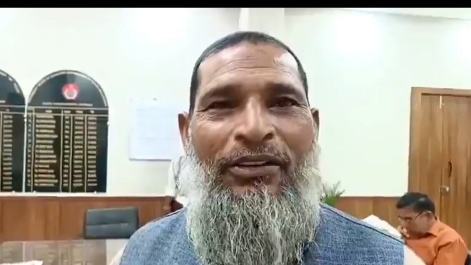 Honest scrap dealer returning Rs 15 lakh jewellery to owners, showcasing integrity and trust.