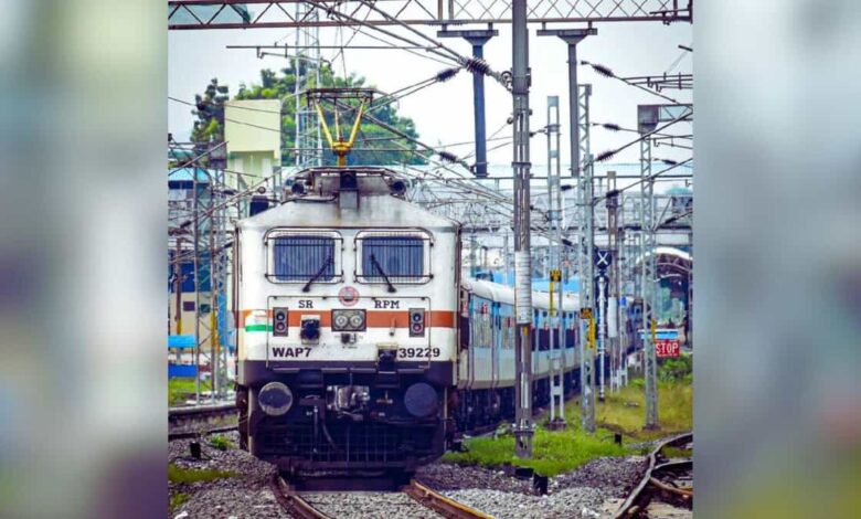 Mumbai pune train suspended due to landslides