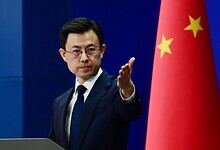 Chinese official announces USD 200K aid for victims of Iranian school bombing at press conference.