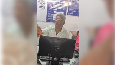 HP Gas employee deals with residents complaints over LPG booking