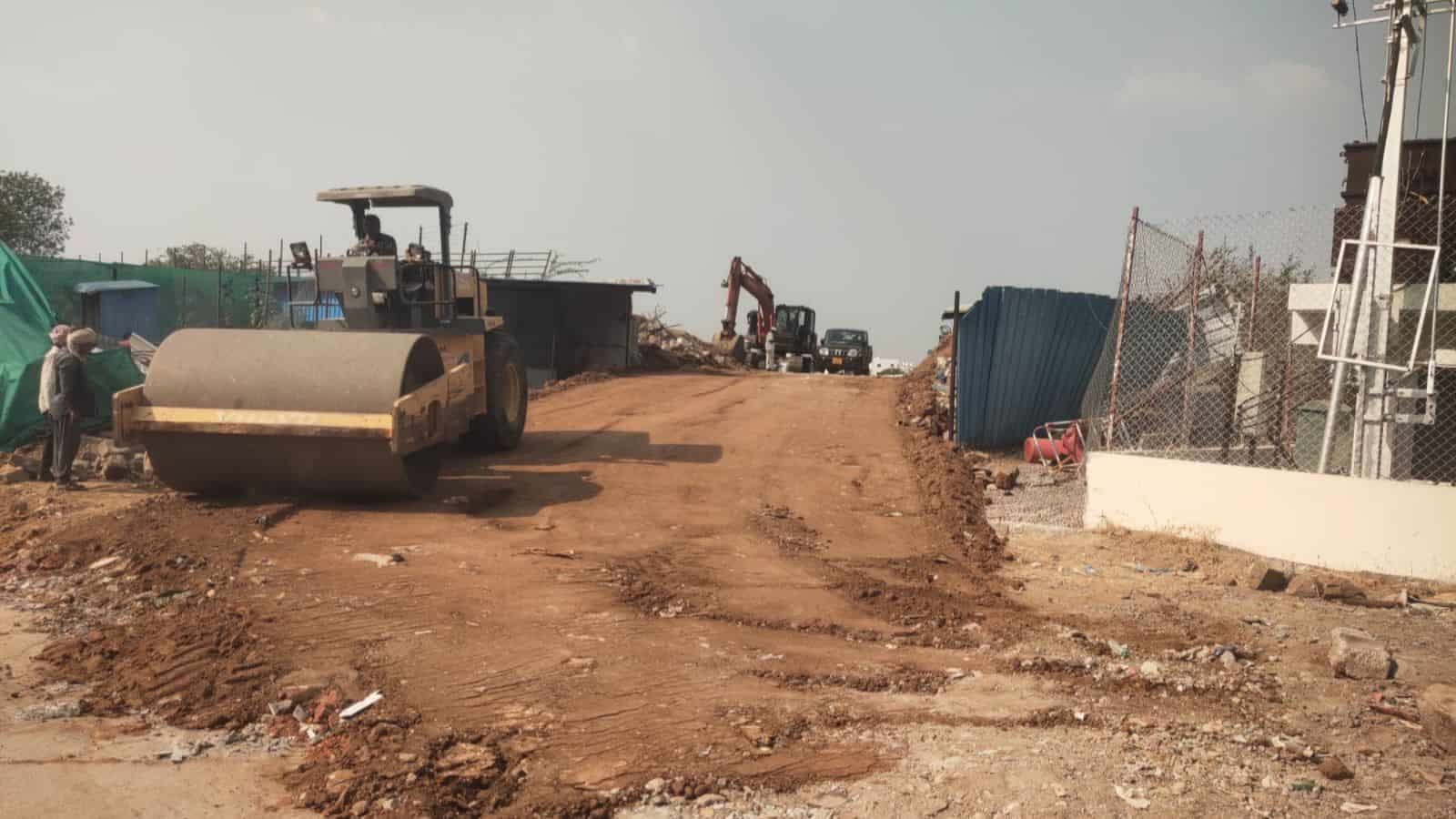 HYDRAA removes road obstructions to improve travel from Mallampet to Bachupally.