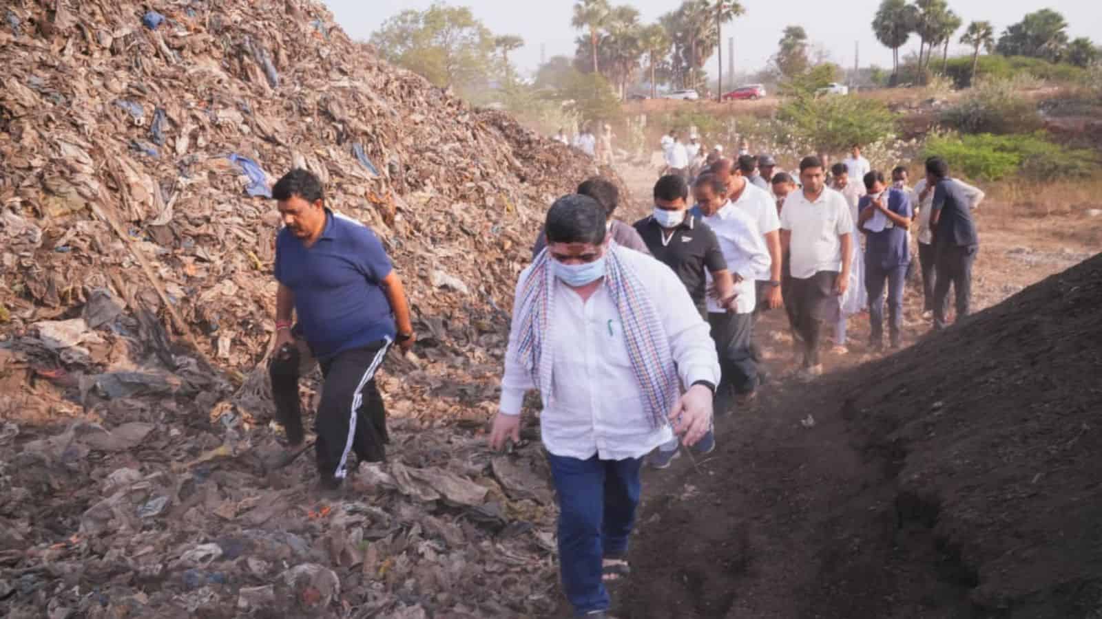 Ponnam inspects Karimnagar dumping yard, promises relocation