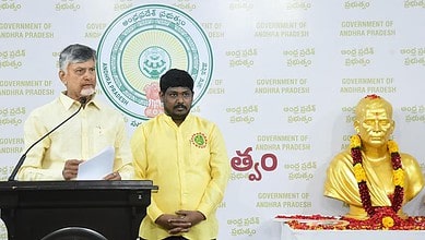 Andhra Pradesh Chief Minister unveiling Potti Sriramulu statue in Amaravati.