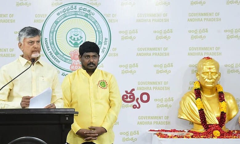 Andhra Pradesh Chief Minister unveiling Potti Sriramulu statue in Amaravati.