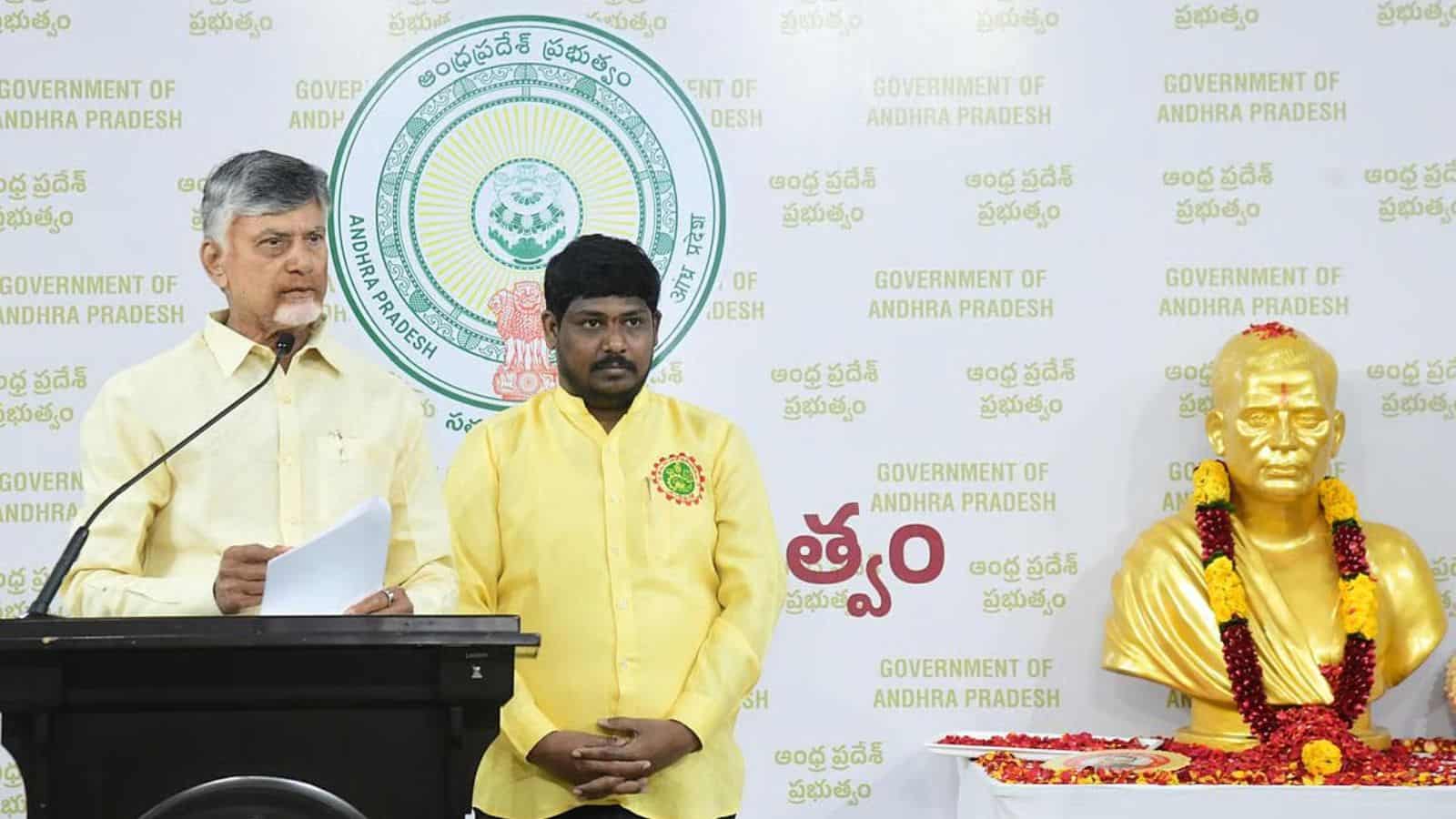 Andhra Pradesh Chief Minister unveiling Potti Sriramulu statue in Amaravati.