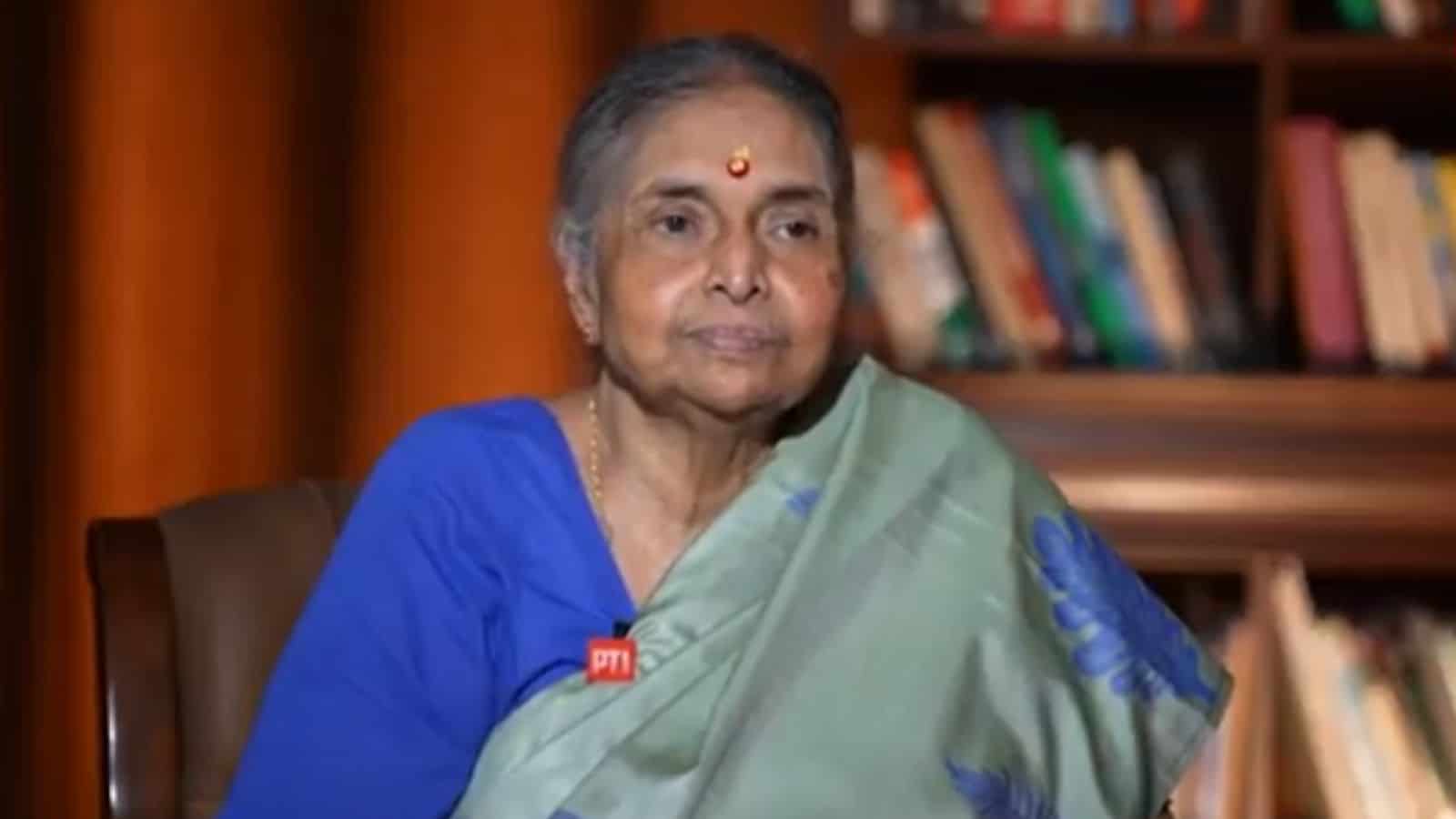 Senior woman leader in traditional attire speaking about women’s empowerment and character-driven careers.