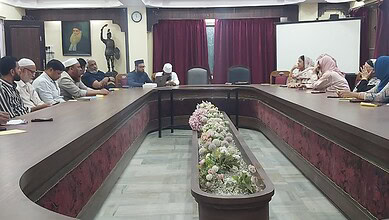 Community leaders and NGO representatives discuss mosque networks for community mobilisation in Hyderabad.