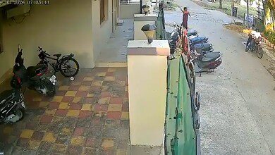 A woman chases chain snatchers in Telangana