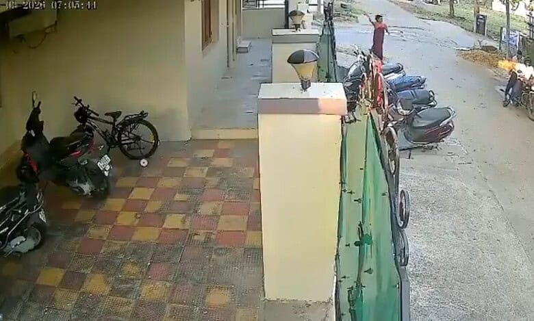A woman chases chain snatchers in Telangana