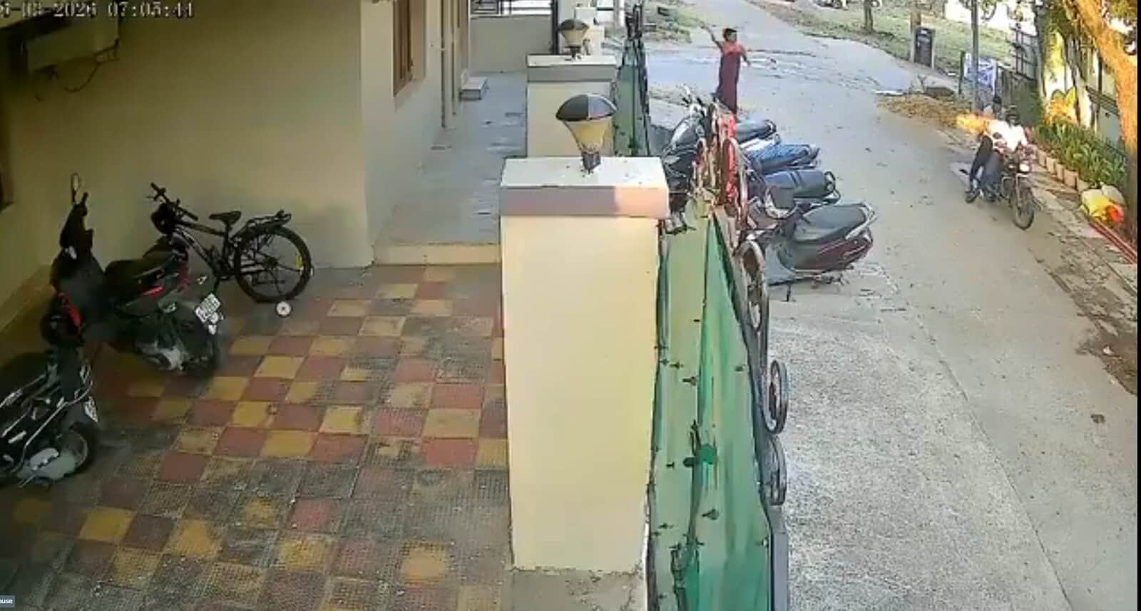 A woman chases chain snatchers in Telangana