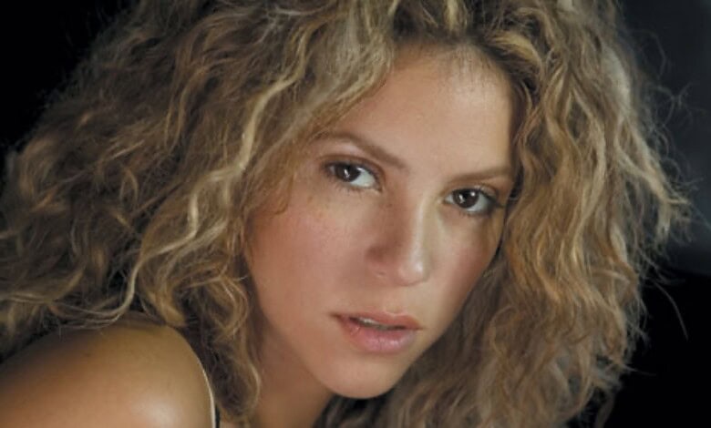Shakira performing at her record-breaking concert in Mexico City, captivating thousands of fans with her.