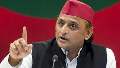 Samajawdi Party President Akhilesh Yadv addresses a meeting