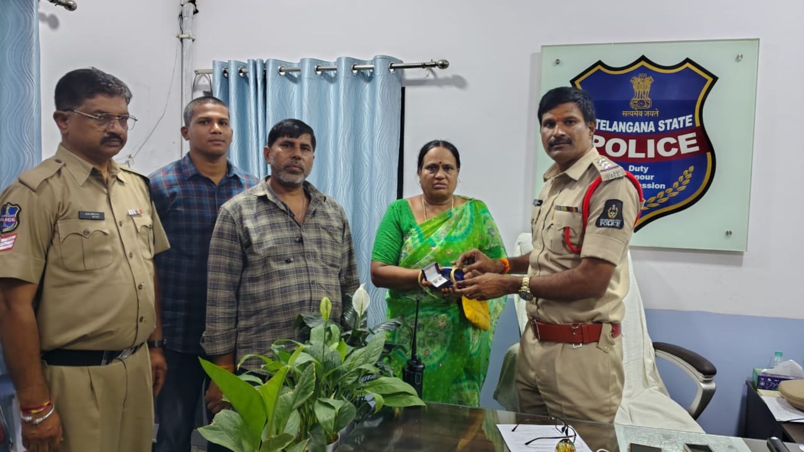 Saifabad police hand over valuable items to pilgrim from Tamil Nadu