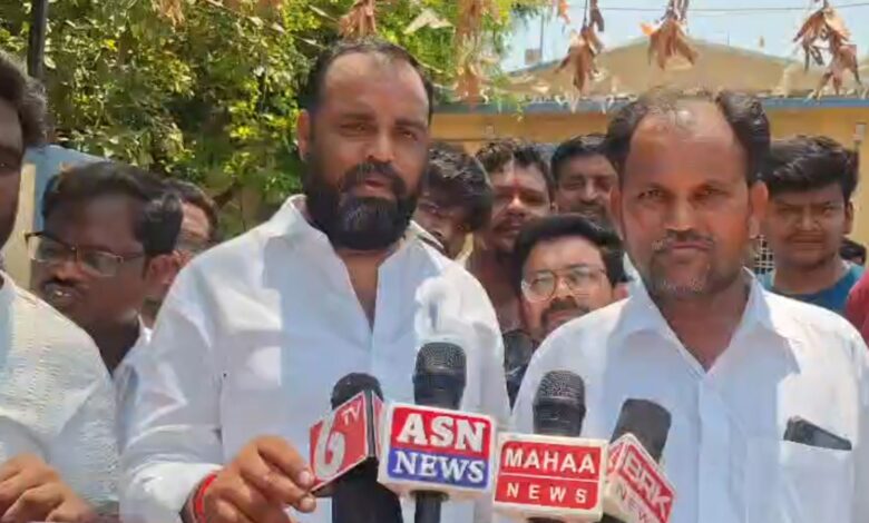 Restaurant owners, vendors besiege Nalgonda RDO office over LPG shortage