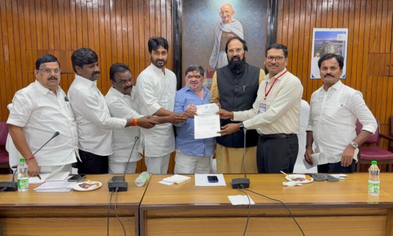 Image shows Telangana Transport Minister Ponnam Prabhakar with Minister Uttam Kumar Reddy and TGSRTC officials