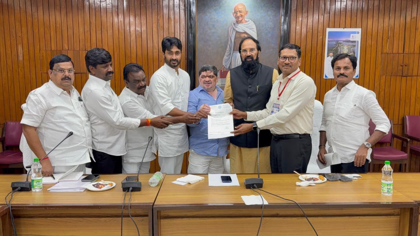 Image shows Telangana Transport Minister Ponnam Prabhakar with Minister Uttam Kumar Reddy and TGSRTC officials