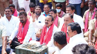 Malkajgiri MP and Bharatiya Janata Party (BJP) leader Eatala Rajendar on Saturday, March 28, held a dhrana at the Bowenpally market yard