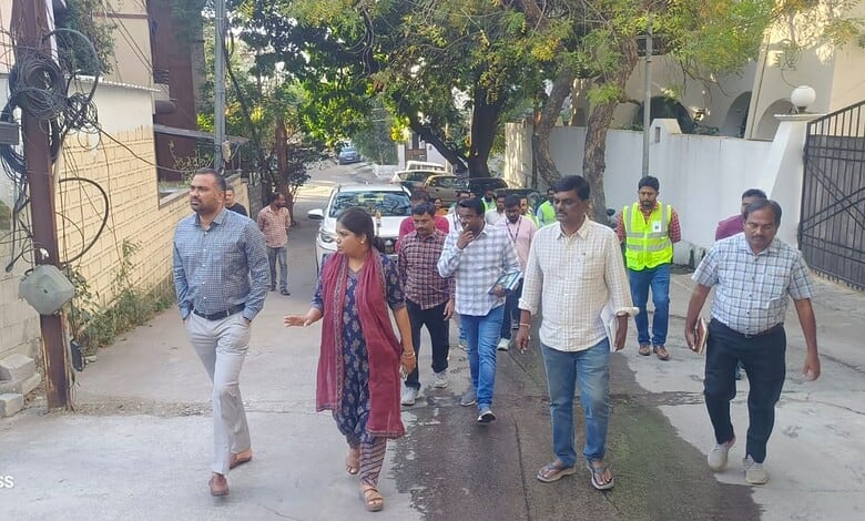 GHMC Commissioner inspects sanitation in Khairtabad zone